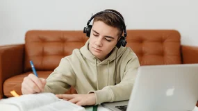 Rodzic nagle odradza ci studia? Powód rzadko ma cokolwiek wspólnego z troską
