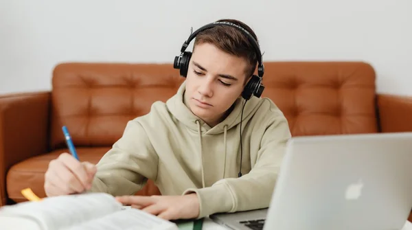 Rodzic nagle odradza ci studia? Powód rzadko ma cokolwiek wspólnego z troską