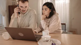 Rabat 65% na wymarzoną sofę okazał się pułapką. Tak działają fałszywe sklepy internetowe