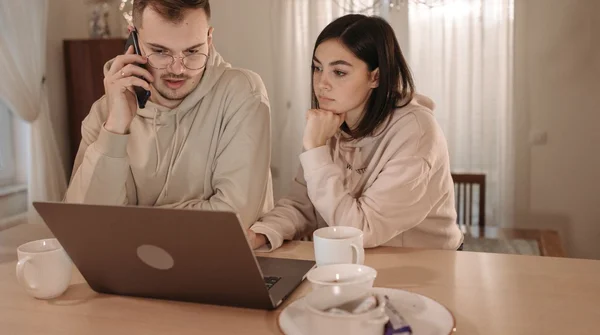 Rabat 65% na wymarzoną sofę okazał się pułapką. Tak działają fałszywe sklepy internetowe