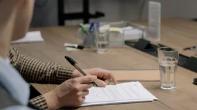 15 tys. zł na B2B kontra 11 tys. zł na etacie. Tak wygląda „prezent" od PIP