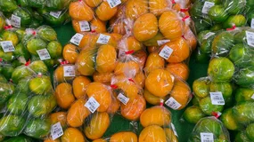 Folia znika ze zgrzewek, a producenci nie wiedzą, co zamiast niej. Bruksela milczy