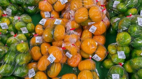 Folia znika ze zgrzewek, a producenci nie wiedzą, co zamiast niej. Bruksela milczy