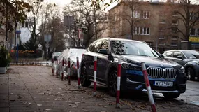 Zaparkuj na trawniku, a zapłacisz mniej niż w strefie płatnego parkowania