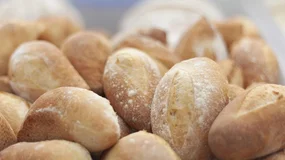 Macali pieczywo w Carrefourze. Zwrócił im uwagę, ale takiej odpowiedzi się nie spodziewał