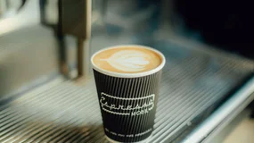 Wydajesz 100 zł dziennie w Green Caffè Nero, by uciec przed upałem? Oto darmowy sposób na home office
