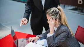 140 tysięcy osób ostrzega się przed lokatorami. Prawie każdy z tych wpisów łamie prawo