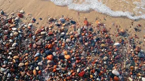 Po sztormie Polacy ruszają na plaże szukać bursztynów. Mało kto pamięta o tych przepisach