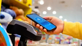 Siedmiolatek zapłaci telefonem w sklepie. Erste Bank właśnie przesunął granicę