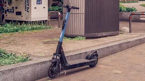 Hulajnoga uszkodziła ci auto? UFG nie wypłaci ani złotówki. Zostaje ugoda albo sąd