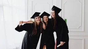 Pracodawcy przestali szukać juniorów. Doświadczonym specjalistom płacą nawet 30 tys. zł