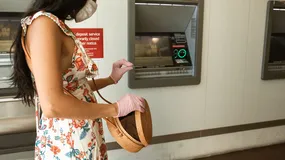 Zasłonisz twarz przy bankomacie – dostaniesz karę. Nowy pomysł resortu sprawiedliwości