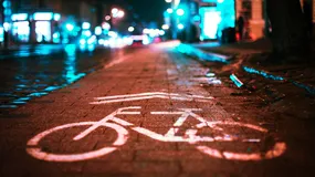 Ścieżka rowerowa przed bramą to drogowa patologia. Wyjazd z posesji staje się loterią