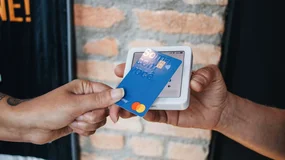 Dwie amerykańskie firmy (Visa i MasterCard) kontrolują 90 proc. europejskich płatności. Bruksela wreszcie chce to zmienić