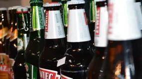 Chcą zakazać reklam alkoholu w Polsce. Może to być też koniec dla promocji 12+12