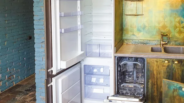 Odbierają darmowe lodówki z OLX i sprzedają szuflady na Allegro. Nowa kosztuje 600 zł, a używana 250 zł