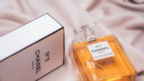 Kupiła w lumpeksie perfumy za 50 zł, by sprzedać je na Allegro. Ten szczegół ujawnił przekręt