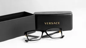 Nawet 30 zł za puste pudełko po okularach Versace. Na Vinted kwitnie dziwny handel