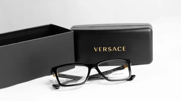 Nawet 30 zł za puste pudełko po okularach Versace. Na Vinted kwitnie dziwny handel