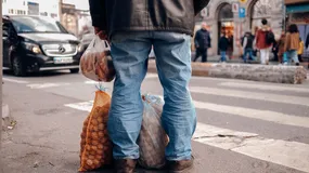 Wózki z Allegro za 100 zł podbijają miasta. Młodzi znaleźli sposób na drogie paliwo i dźwiganie