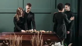 Podobno Ukraińcy dostają w Polsce zasiłek pogrzebowy zbyt szybko. Sprawdzamy, czy to prawda