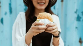 Wolę zamawiać jedzenie z dostawą albo jeść w fast-foodach. Tam przynajmniej mam święty spokój