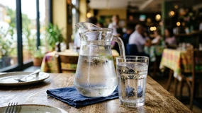 Kranówka w restauracji bez VAT i bez paragonu. Ministerstwo rozwiało wątpliwości