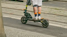 Trójka nastolatków na hulajnogach niemal wpadła mi pod koła. Zignorowali znak i pędzili bez kasków
