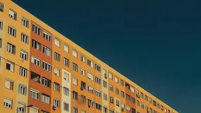 Polacy wolą spłacać kredyty niż oszczędzać. Czy to dobra strategia?