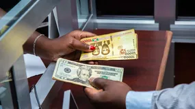 „0% prowizji” w kantorze? Kantor i tak na tobie zarobi, tylko w kursie