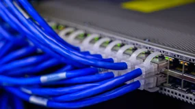 Płacisz za internet, ale to nie ty decydujesz, co przeczytasz. Sprawdź, kto pociąga za sznurki