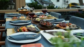 Restauracja może żądać pieniędzy za rezerwację stolika. Ale pod jednym warunkiem