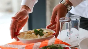 Kelner na umowie zlecenie przez całe lato? GIP wydał interpretację, która zaboli restauratorów
