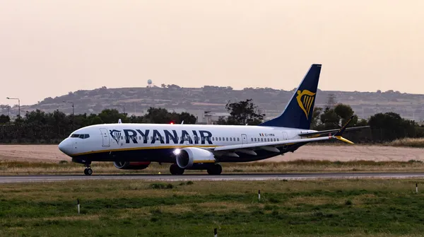 Ryanair co prawda przyznaje, że pasażer został ranny, ale zaprzecza, że częściowo wypadł przez okno