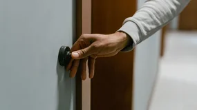 ZUS zabrał jej zasiłek, bo wyszła z psem do weterynarza. Sąd: życie nie zatrzymuje się podczas L4