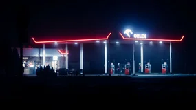 Ile pieniędzy miałbyś dziś, gdybyś kupował akcje Orlenu zamiast hot dogów na stacji? Możesz to policzyć