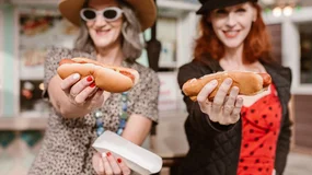 Ile pieniędzy miałbyś dziś, gdybyś kupował akcje Orlenu zamiast hot dogów na stacji? Możesz to policzyć