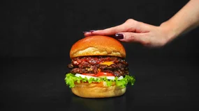 Ten sam burger, inny skład. Czego Europa nie wpuszcza do jedzenia, a USA nadal tak
