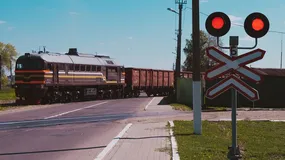 Ludziom odbiera rozum na przejazdach kolejowych. Trzeba coś z tym zrobić