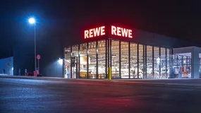Zakupy w Niemczech czy w Biedronce? Jeden spacer po markecie REWE wystarczy