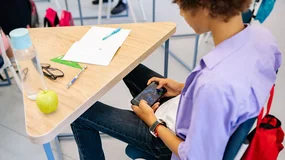 Zakaz smartfonów w szkole to początek. Ten sprzęt też trzeba zostawić w szafce