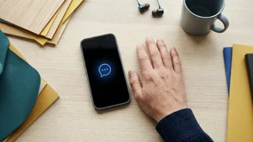 Masz małą firmę i robisz wszystko sam? Wysyłkę SMS do klientów możesz już oddać AI