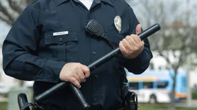 Kupił pałkę teleskopową na Allegro. Zanim dotarła paczka, zapukała do niego policja