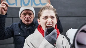 Szef nie może zwolnić cię za poglądy. Za polityczne pyskówki – już tak