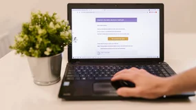 Prywatne firmy zrobiłyby to za złotówkę. Mimo to urzędy muszą płacić Poczcie Polskiej 5,30 zł