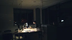 Trzech na czterech Polaków pracuje po godzinach. Za część tych nadgodzin pracodawca powinien zapłacić podwójnie