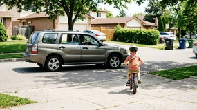 Jechał autem 10 km/h obok syna na rowerze. Taka troska może kosztować mandat