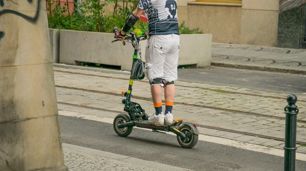 Koniec „kukiriniarzy” i porzuconych hulajnóg w miastach? Minister zapowiada reakcję