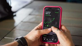 Influencerzy finansowi biją banki zasięgami. Kto odpowie za złą radę z rolki