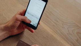 Zapytali ChatGPT i Gemini o opłaty w bankach. Ta sama karta kosztowała 12 zł albo 8 zł